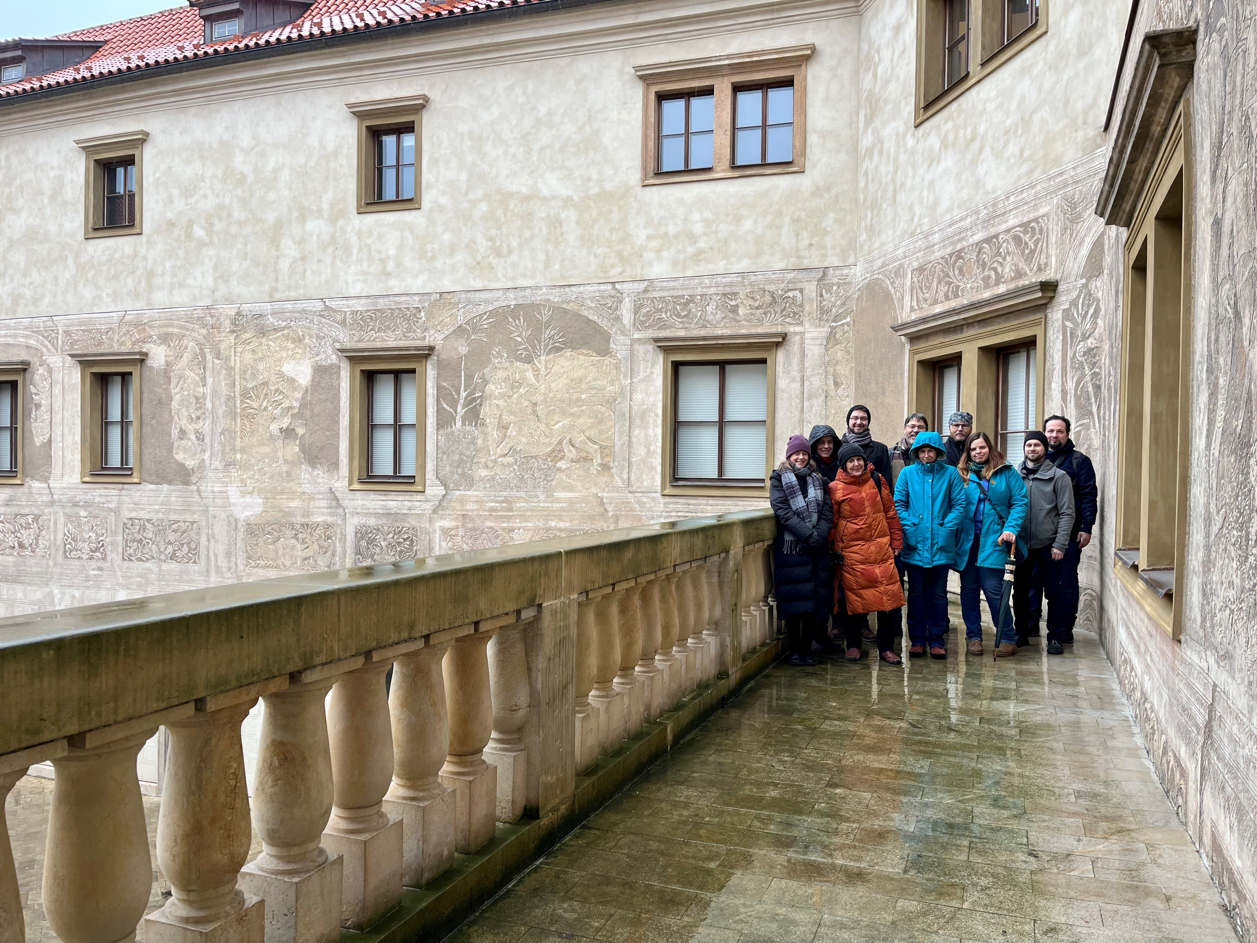 Společná fotka účastníků exkurze v Praze, Martinský palác