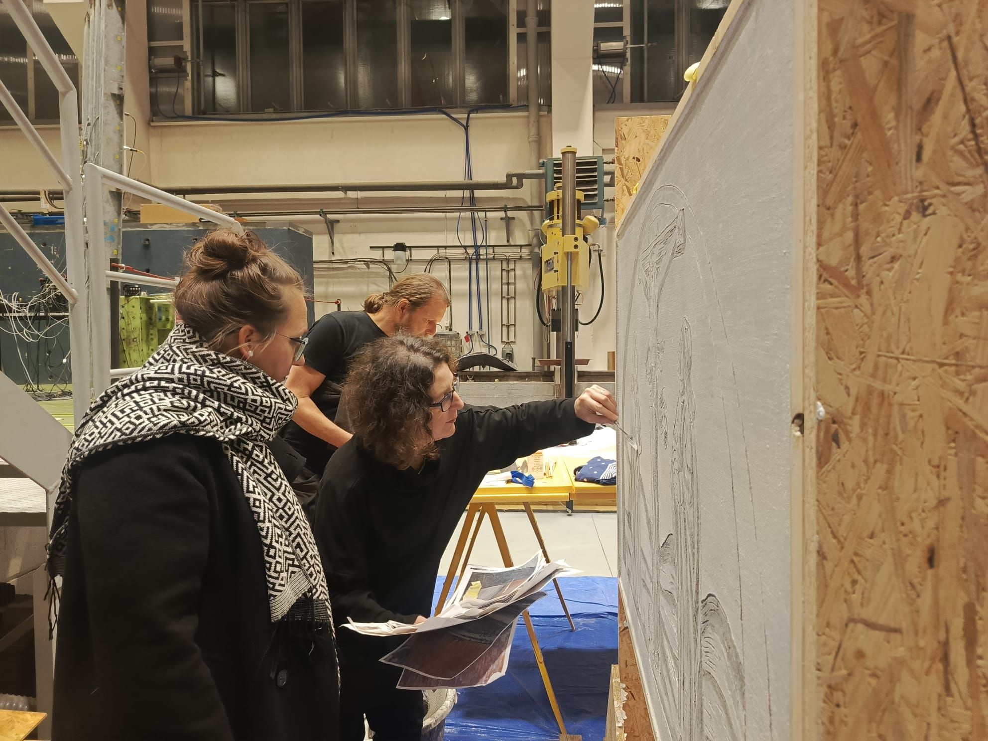 Práce na technologické kopii renesančního sgrafita v prostorách ÚTAM, Praha