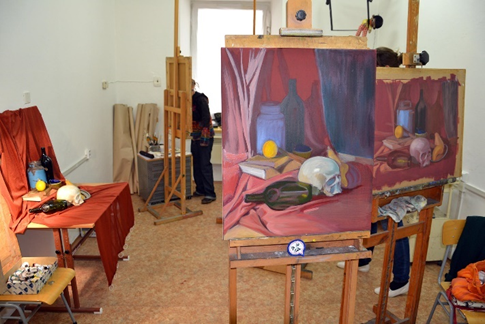 Obsah obrázku interiér, nábytek, zeď, stůlObsah vygenerovaný umělou inteligencí může být nesprávný.