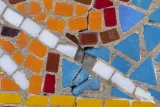 Detail poškození mozaiky a jejího podkladu ve formě prasklin. (foto: Jan Vojtěchovský, 2018).