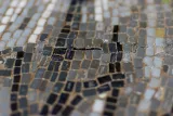 Uvolnění mozaikových kostek na místech prasklin, jež vznikly zřejmě při transportu a následném ztenčování betonu na rubu mozaikového panelu. (foto: Verena Vodehnalová, 2021). 