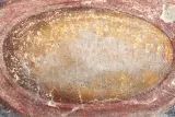 Detail středové iluzivní kartuše. Na snímku lze pozorovat fragmenty původního červeného nápisu „AVE GRATIA PLENA“. Stav v průběhu odstraňování druhotných zásahů a čištění.