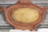 Detail středové iluzivní kartuše s nápisem „AVE GRATIA PLENA“. Stav po restaurování.