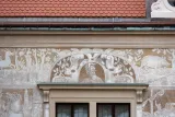 Horní partie s renesanční částí nad oknem a barokním sgrafitem s loveckým výjevem. Stav po restaurování.